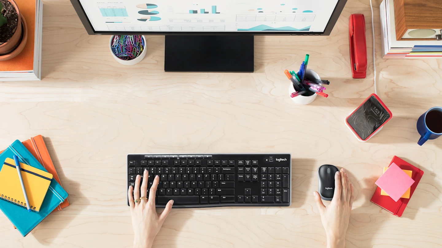 Vista frontal del combo Logitech MK270 con teclado completo y mouse &oacute;ptico inal&aacute;mbrico