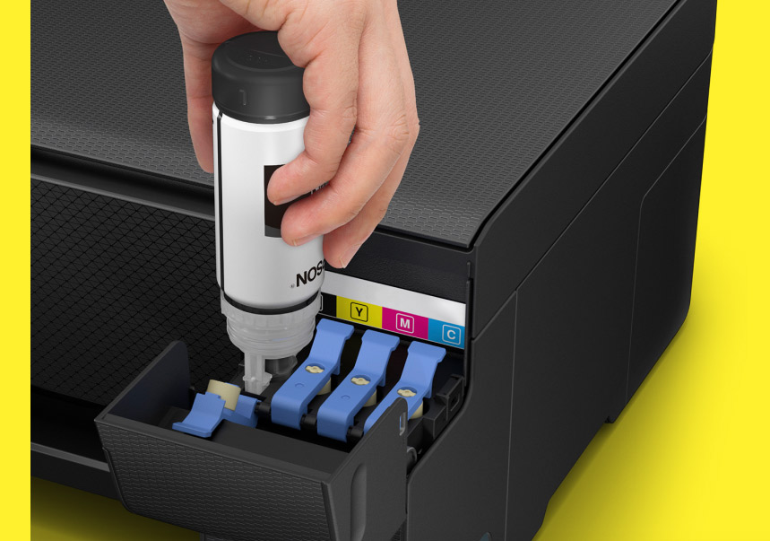 Manos recargando tinta en un tanque de impresora Epson EcoTank