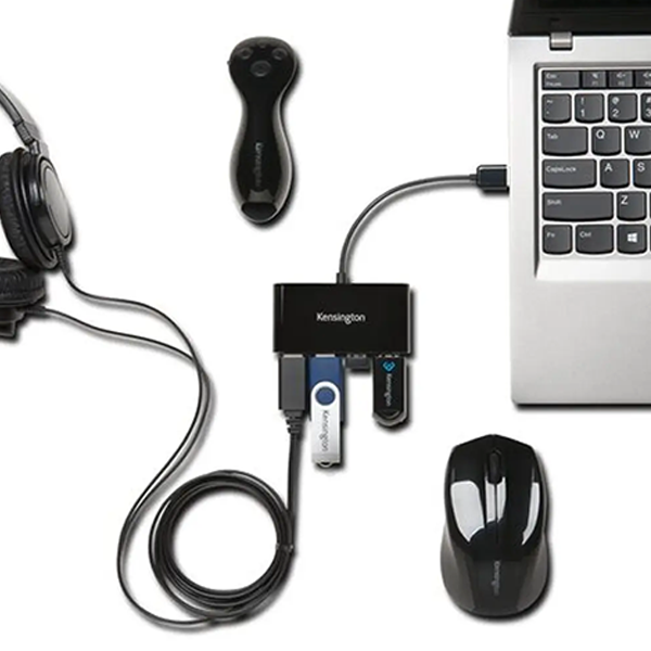 Hub USB de 4 puertos mostrando el cable de conexi&oacute;n integrado