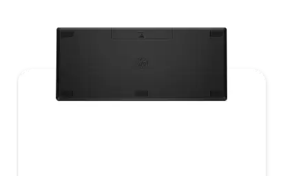 Teclado HP 350 conectado a laptop y smartphone, destacando su funcionalidad multidispositivo