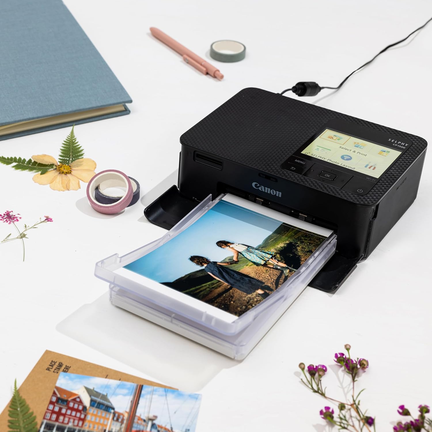 Vista frontal de la impresora fotogr&aacute;fica Canon SELPHY CP1500 con pantalla LCD y dise&ntilde;o compacto