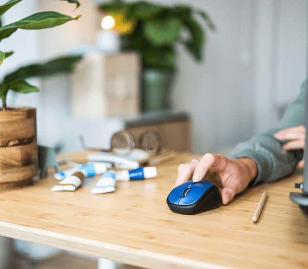 Mouse Trust Yvi Eco inal&aacute;mbrico compacto azul  vista superior del dispositivo con botones de navegaci&oacute;n.