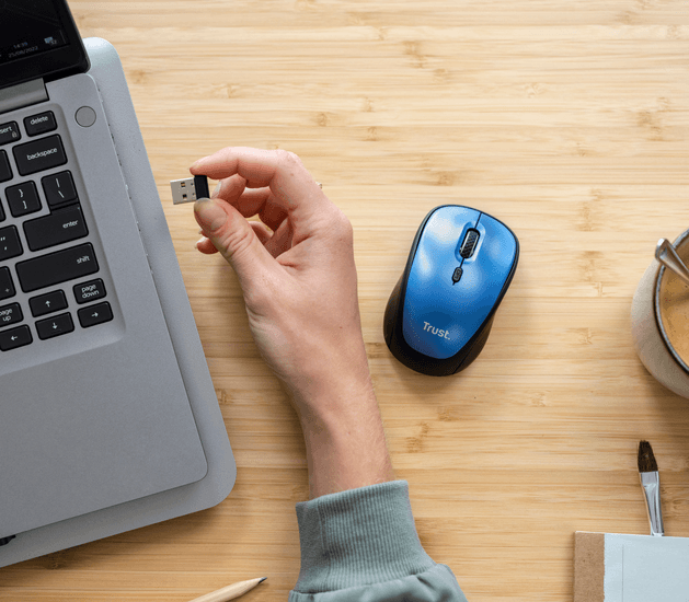 Mouse inal&aacute;mbrico Trust Yvi Eco azul, vista lateral que muestra su dise&ntilde;o compacto y ecol&oacute;gico.