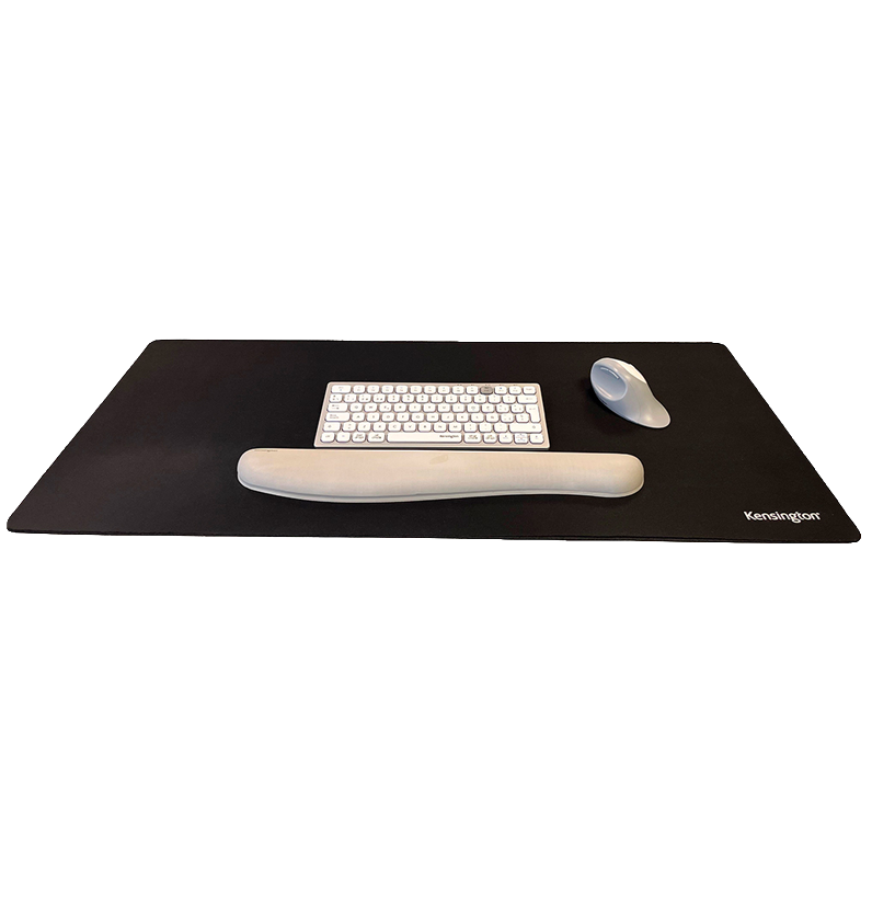 Detalle de los bordes cosidos y base antideslizante del mousepad Kensington