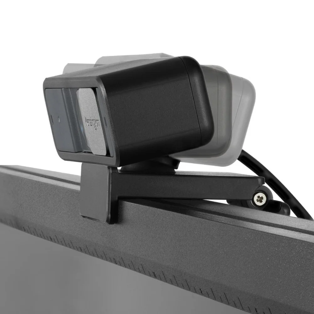 Webcam con clip de montaje flexible, mostrando el adaptador USB-C y la cubierta de privacidad