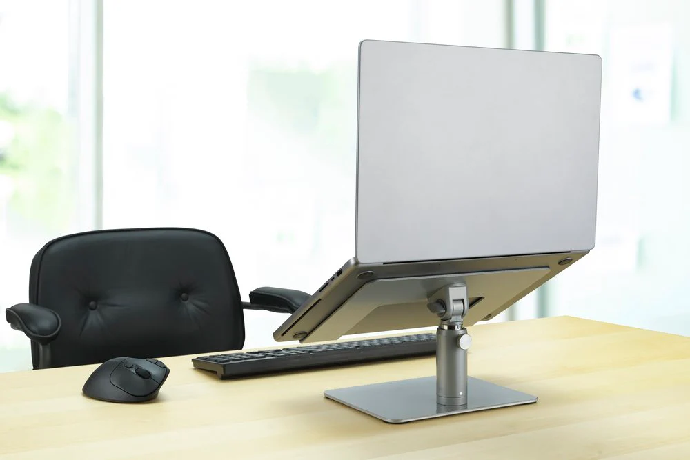 Base para notebook Kensington de aluminio plateado en escritorio