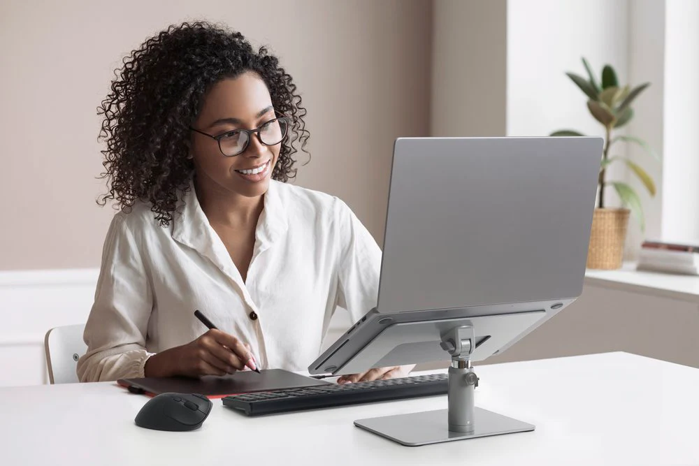Ajuste de altura y &aacute;ngulo de la base ergon&oacute;mica Kensington