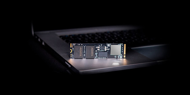 Detalle del conector M.2 NVMe de la unidad SSD XPG Gammix S70 1TB