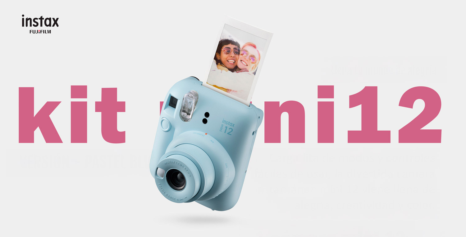Kit Fuji Mini 12 azul con pel&iacute;cula instant&aacute;nea de 10 fotos, vista frontal de la c&aacute;mara y caja