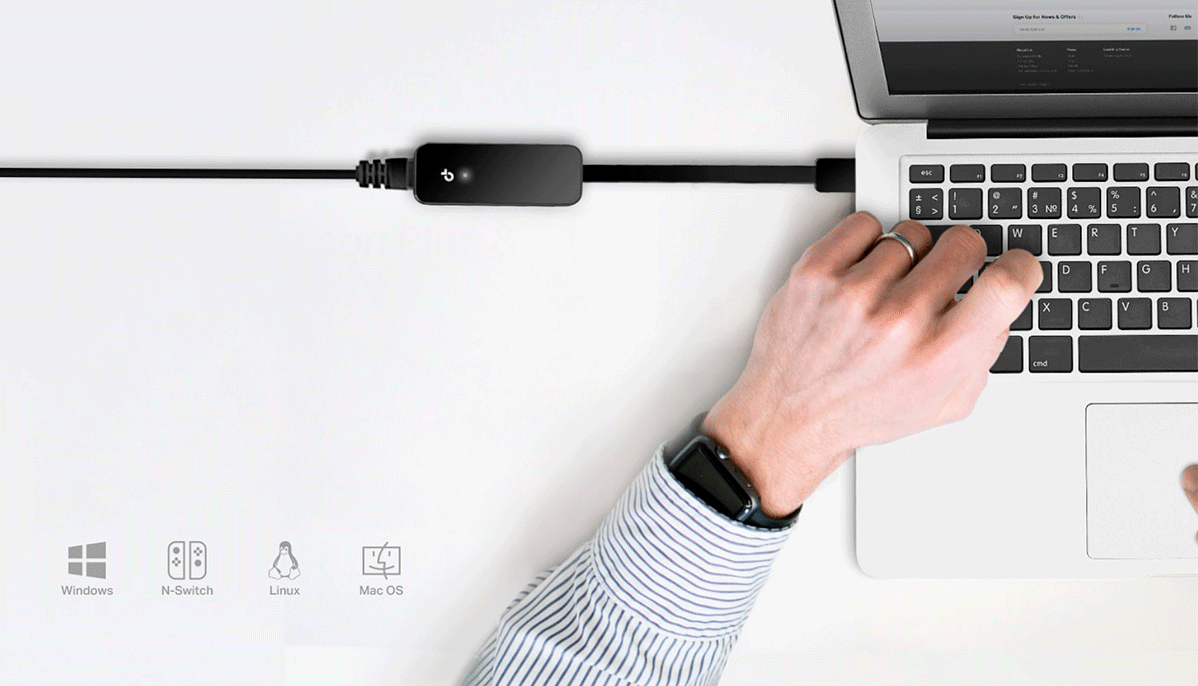 Conexi&oacute;n del adaptador TP-Link UE306 en laptop, ideal para ampliar conectividad por cable