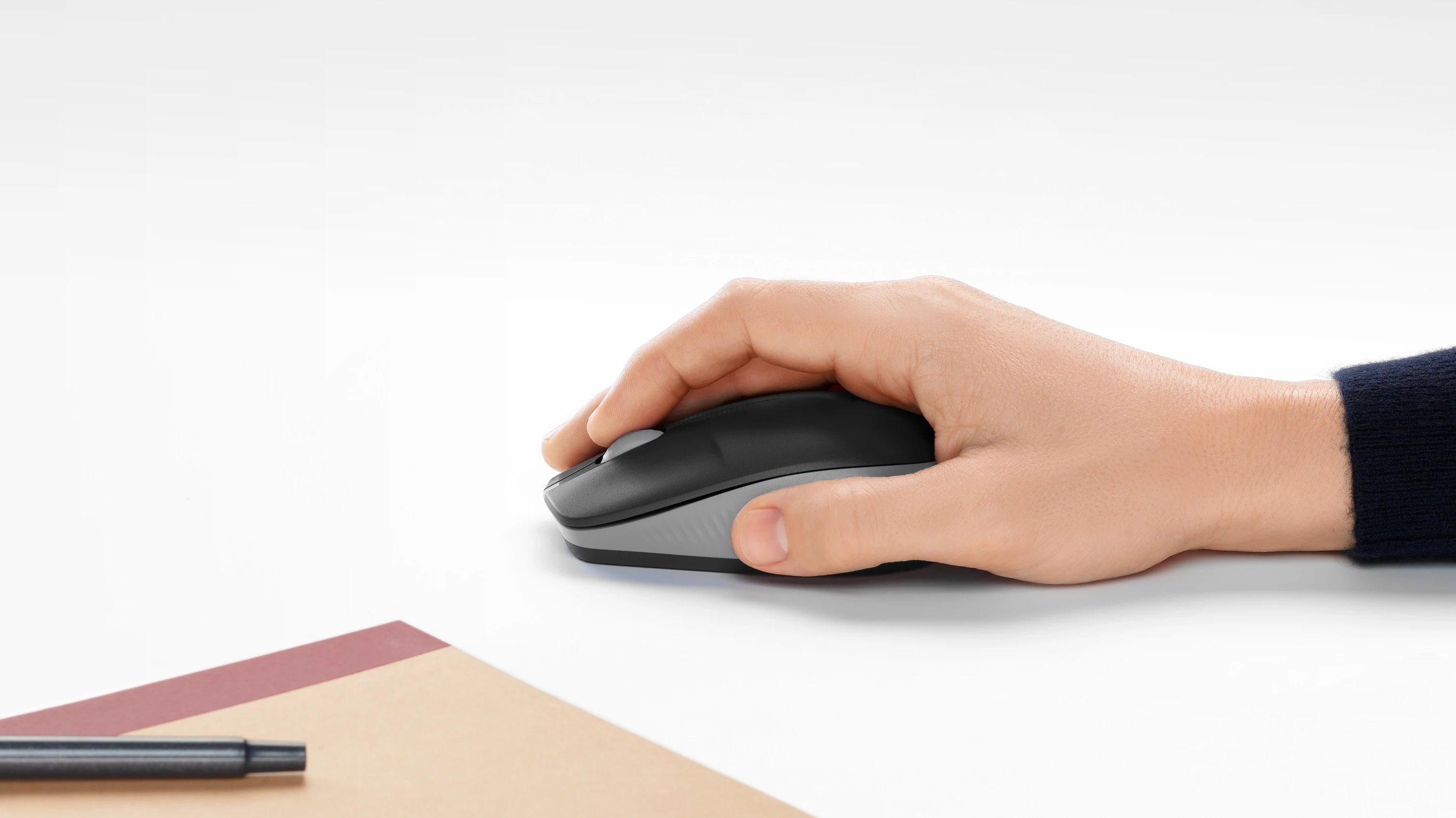 Vista frontal del mouse inal&aacute;mbrico Logitech M190 en color gris marengo