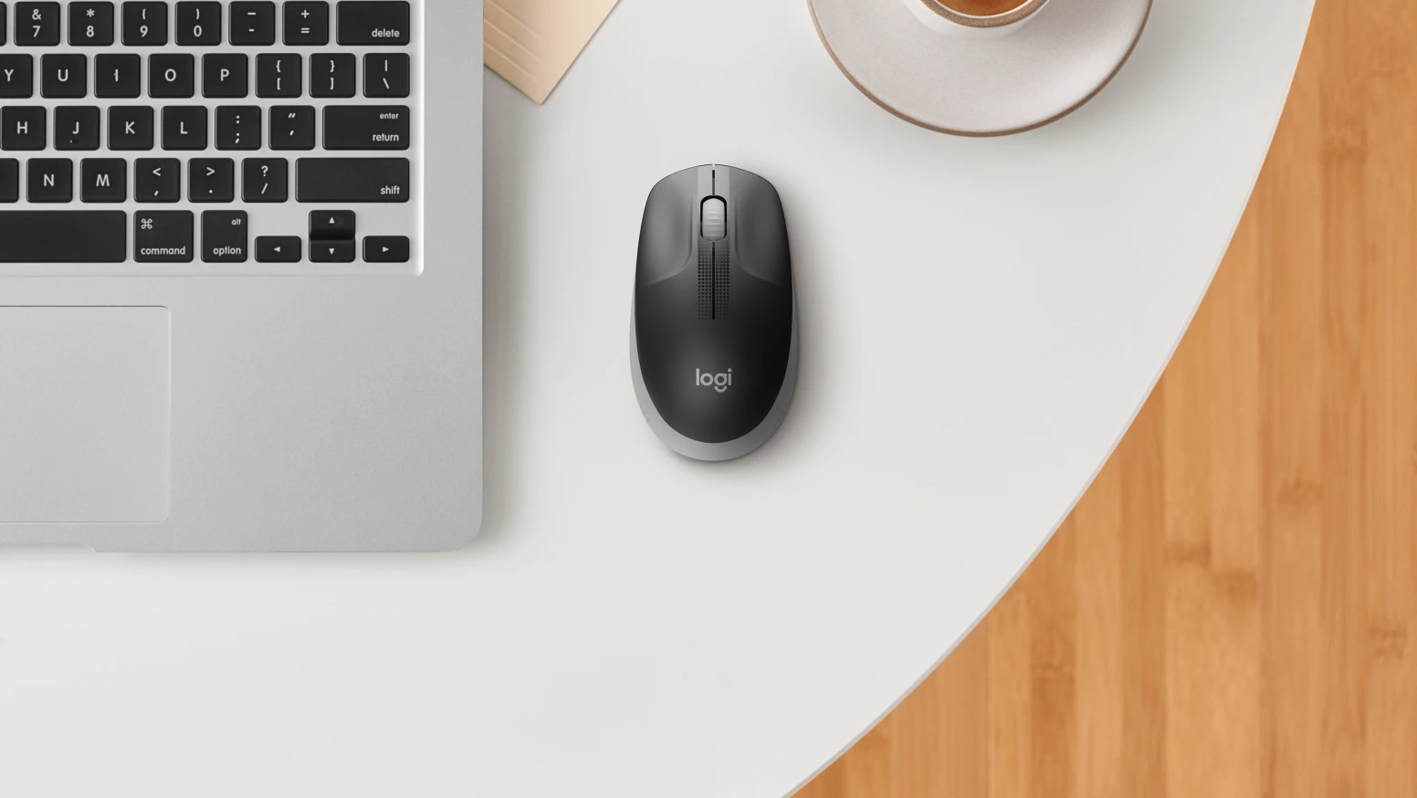 Vista posterior del mouse Logitech M190 gris marengo con acabado curvo y sim&eacute;trico