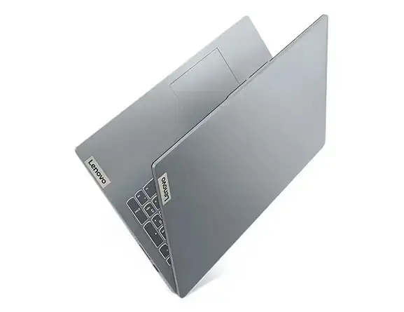 Vista frontal de notebook Ideapad Slim 3 semicerrada destacando su liviano dise&ntilde;o