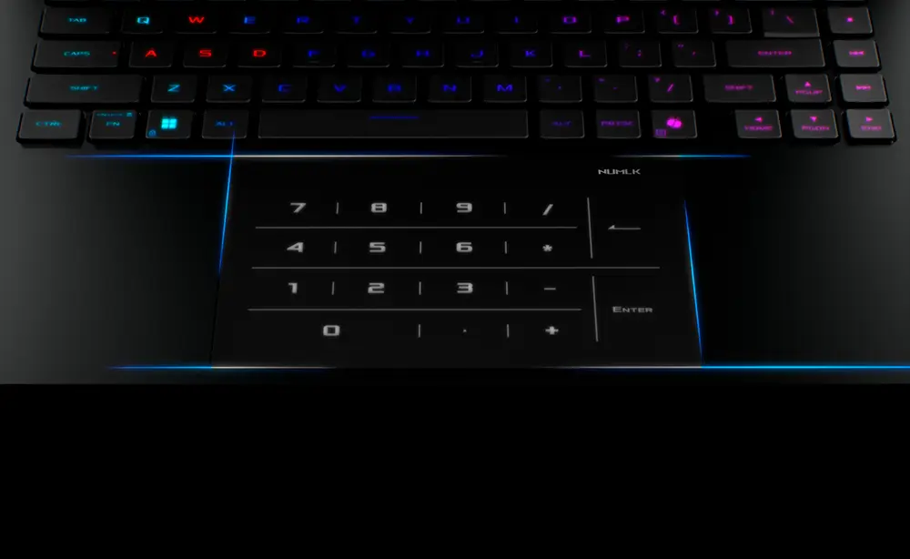 Notebook ASUS U9 ARL HX en &aacute;ngulo diagonal mostrando dise&ntilde;o estilizado y pantalla brillante