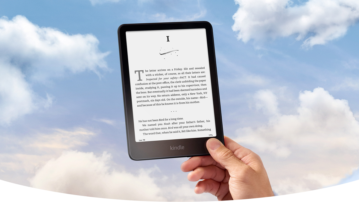 Vista trasera del Kindle Paperwhite 2024 con dise&ntilde;o ergon&oacute;mico y logotipo de Amazon Kindle