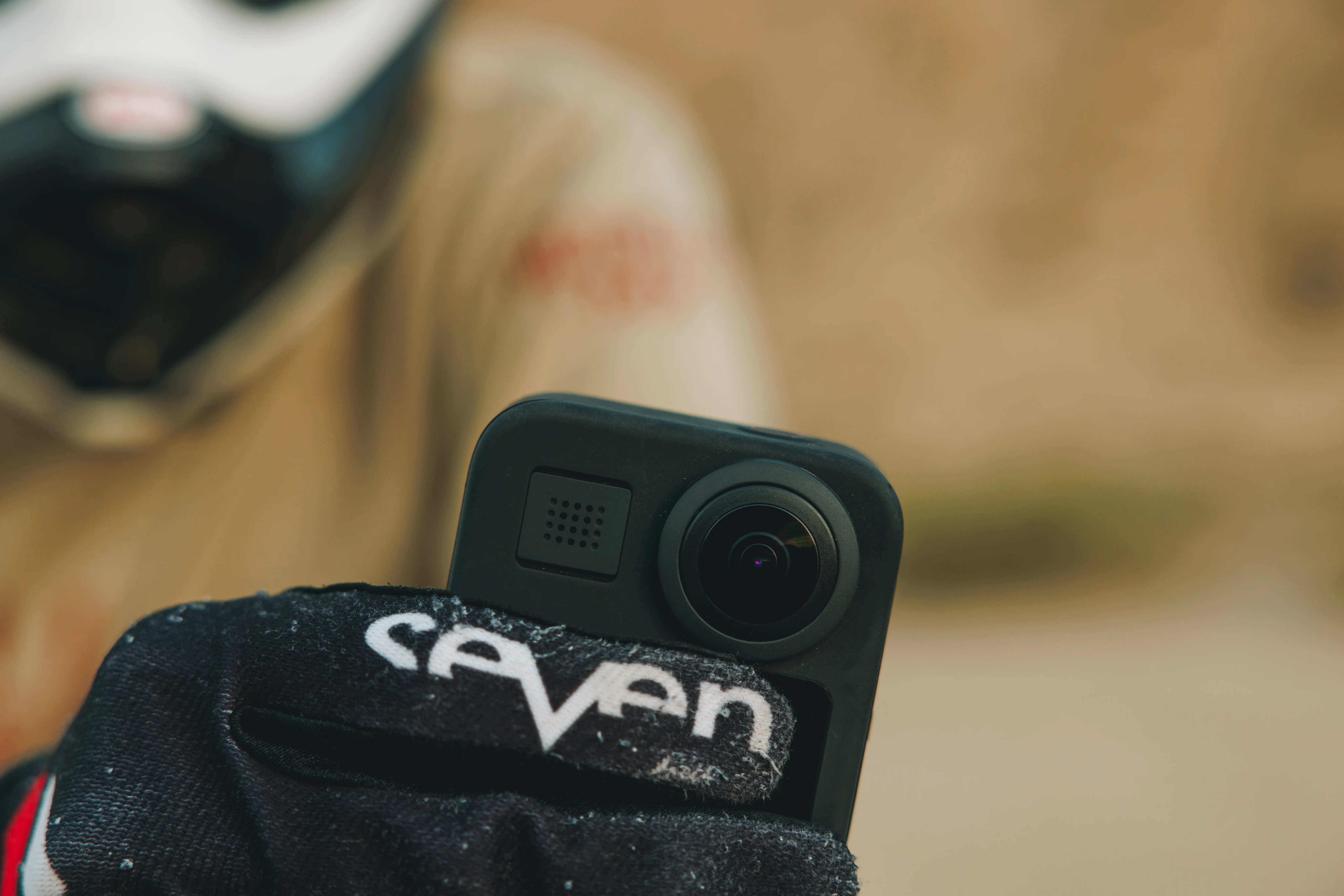 C&aacute;mara GoPro Hero Max 360 negra enfocando el dise&ntilde;o de su lente frontal ultra gran angular