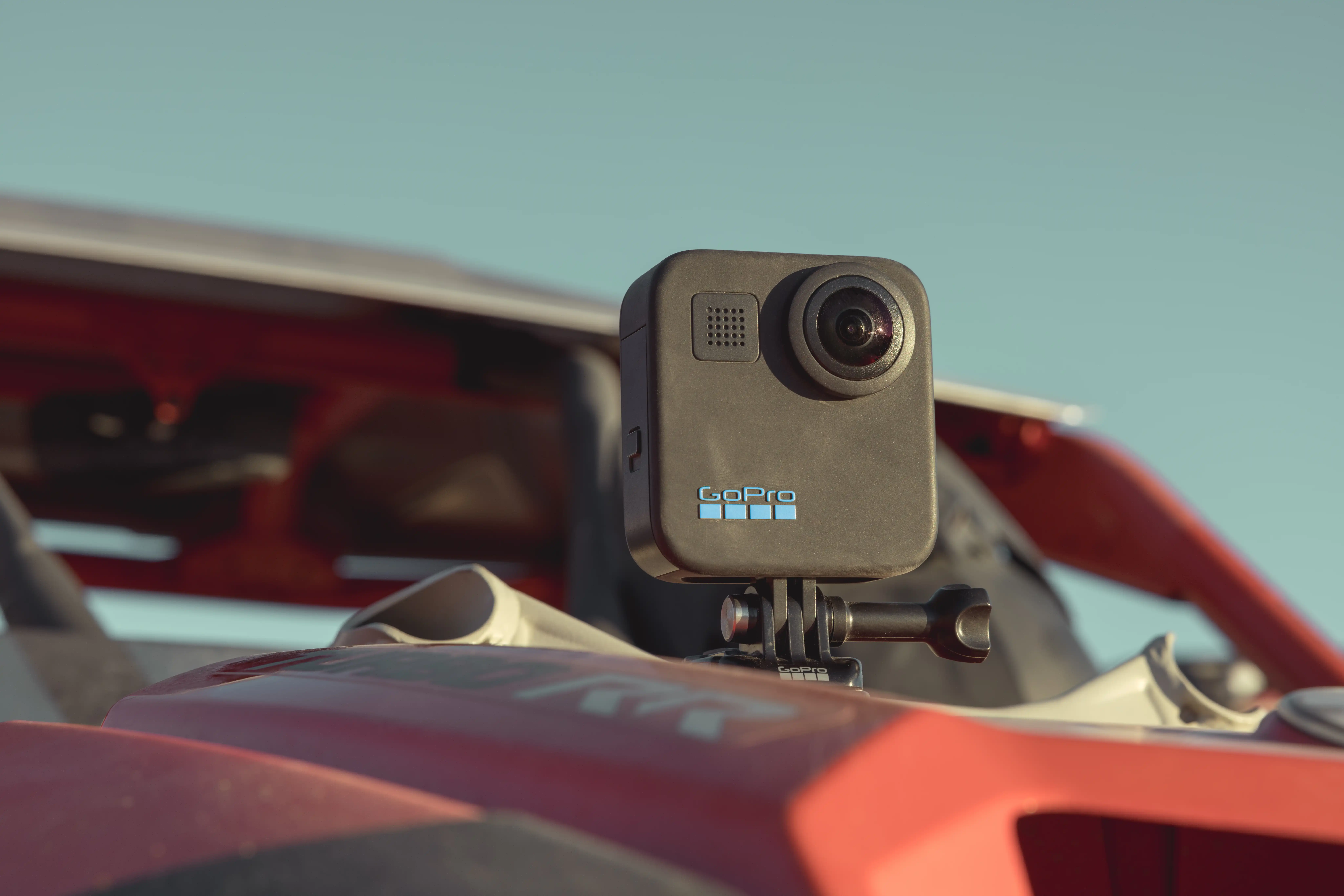 C&aacute;mara GoPro Hero Max 360 negra destacando sus botones laterales y sistema de fijaci&oacute;n