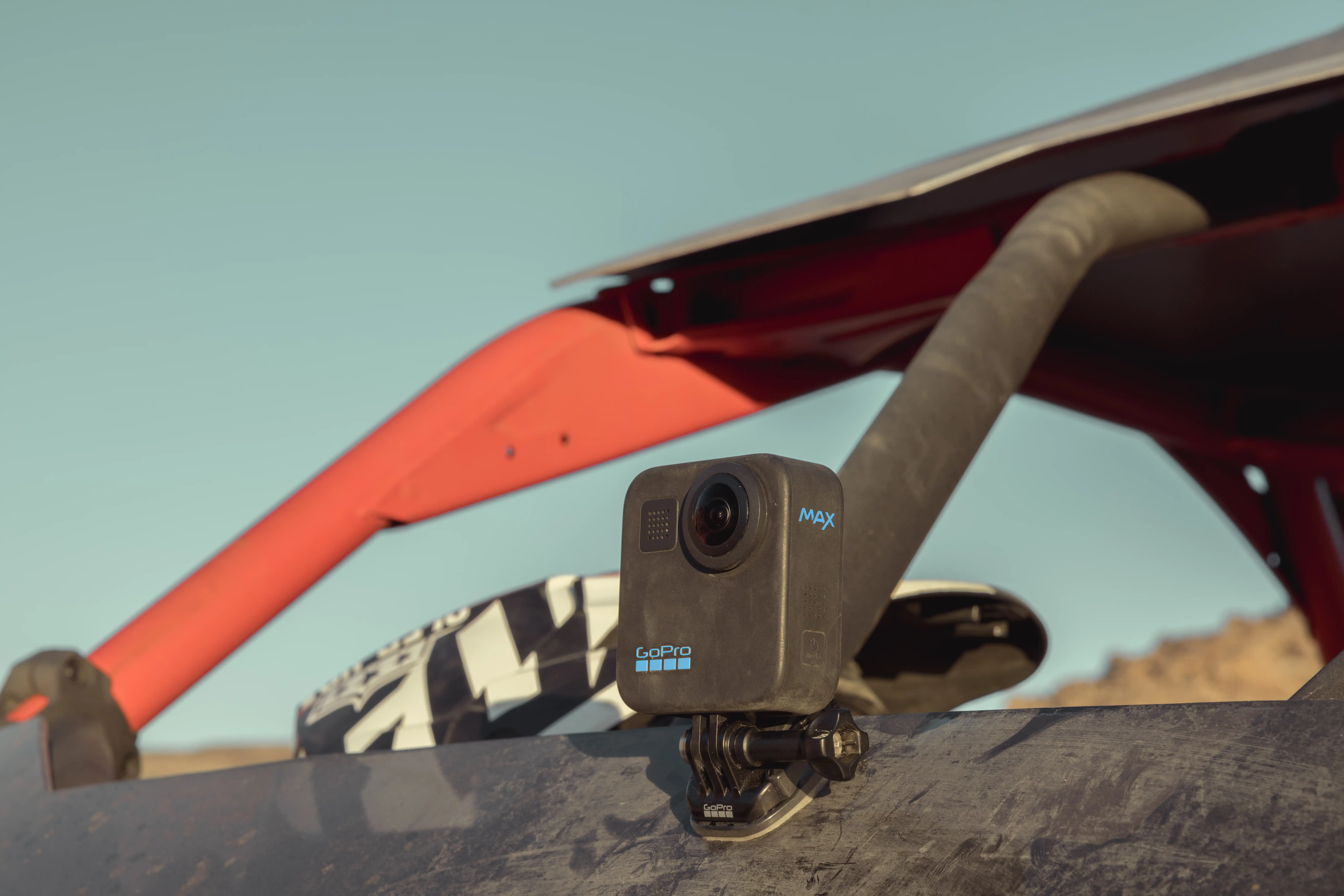 GoPro Hero Max 360 grados sobre fondo blanco con vista de ambos lentes esf&eacute;ricos