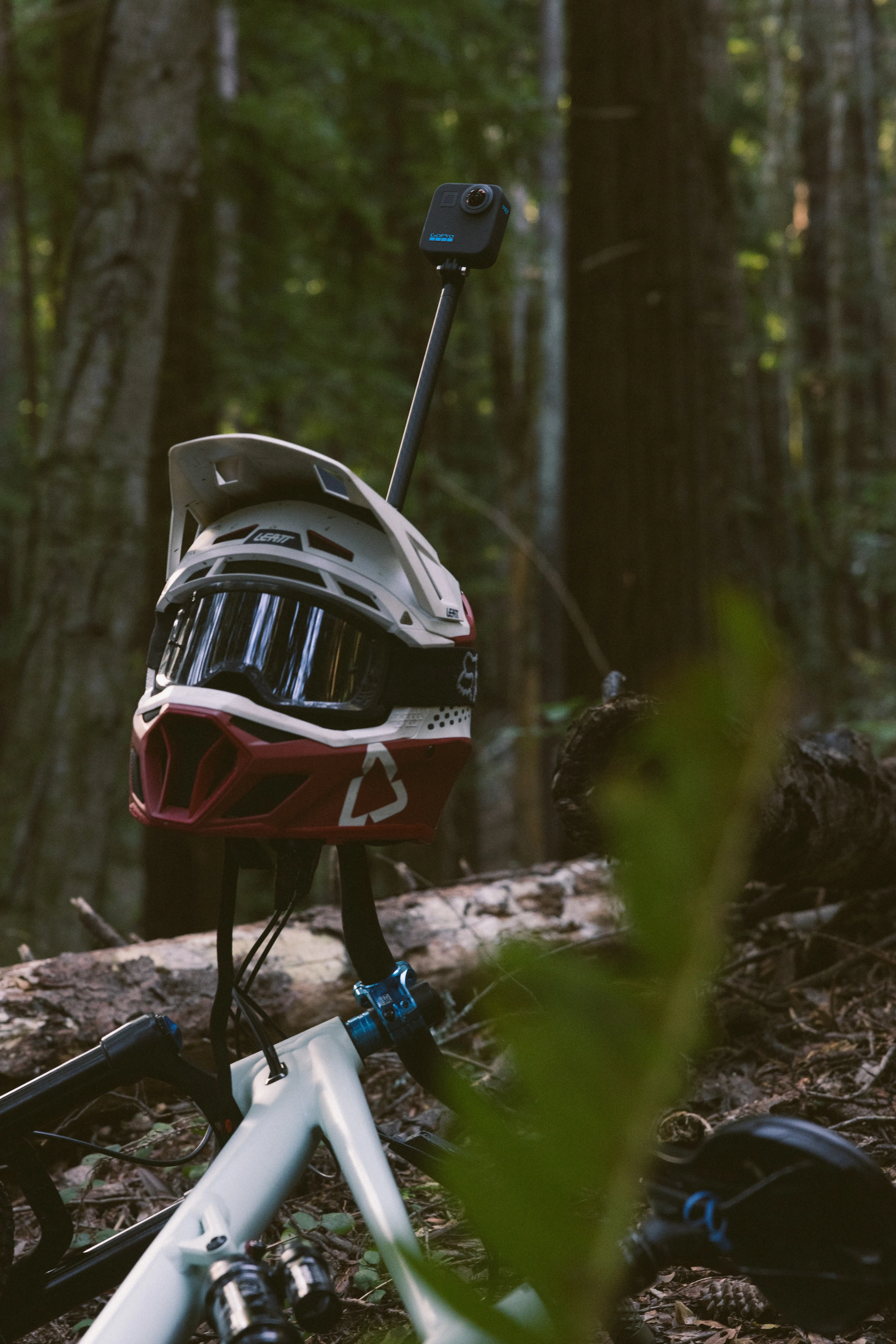 GoPro Hero Max 360 montada sobre tr&iacute;pode capturando im&aacute;genes en 360 grados