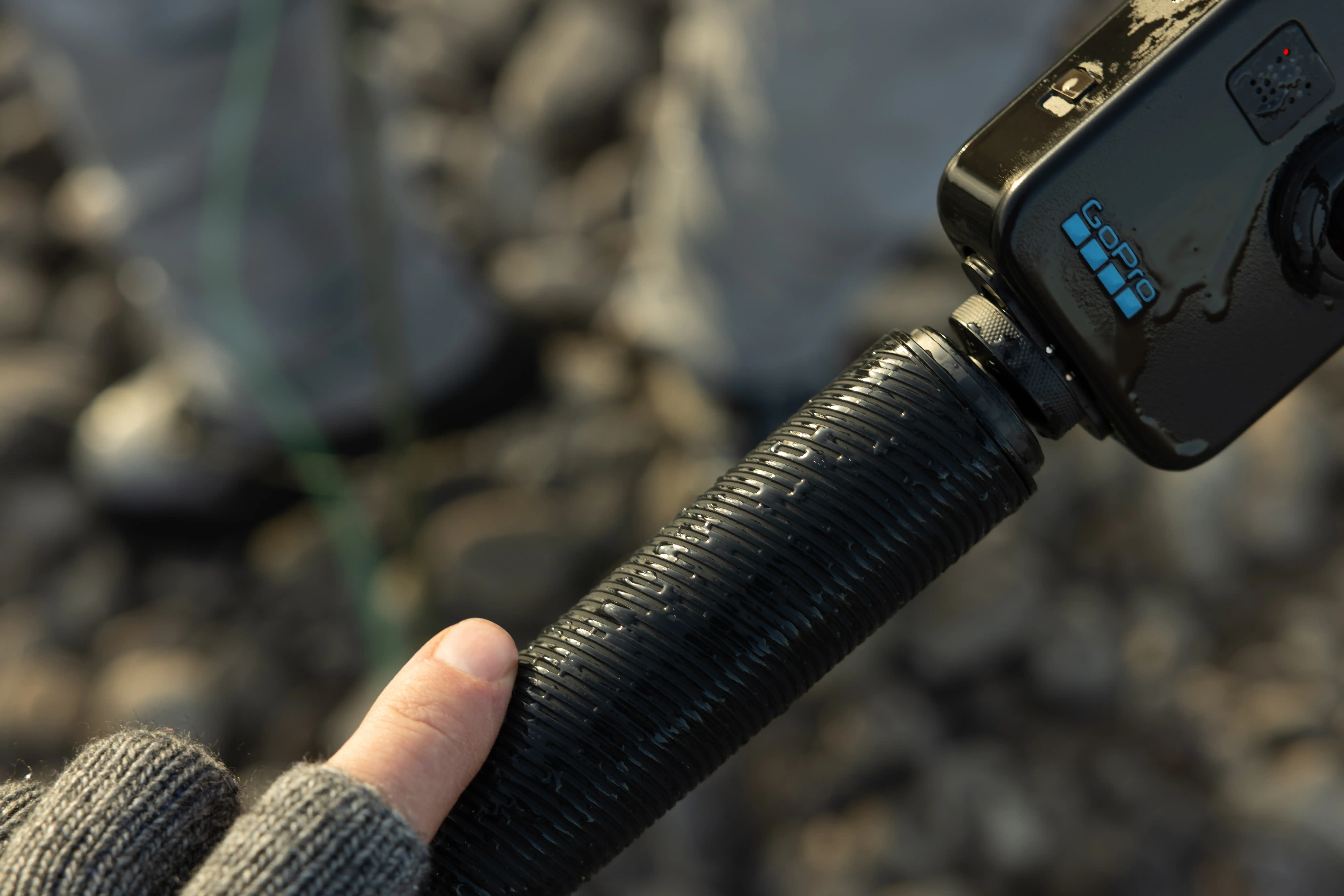 GoPro Hero Max 360 junto a sus accesorios listos para ser usados en grabaciones deportivas