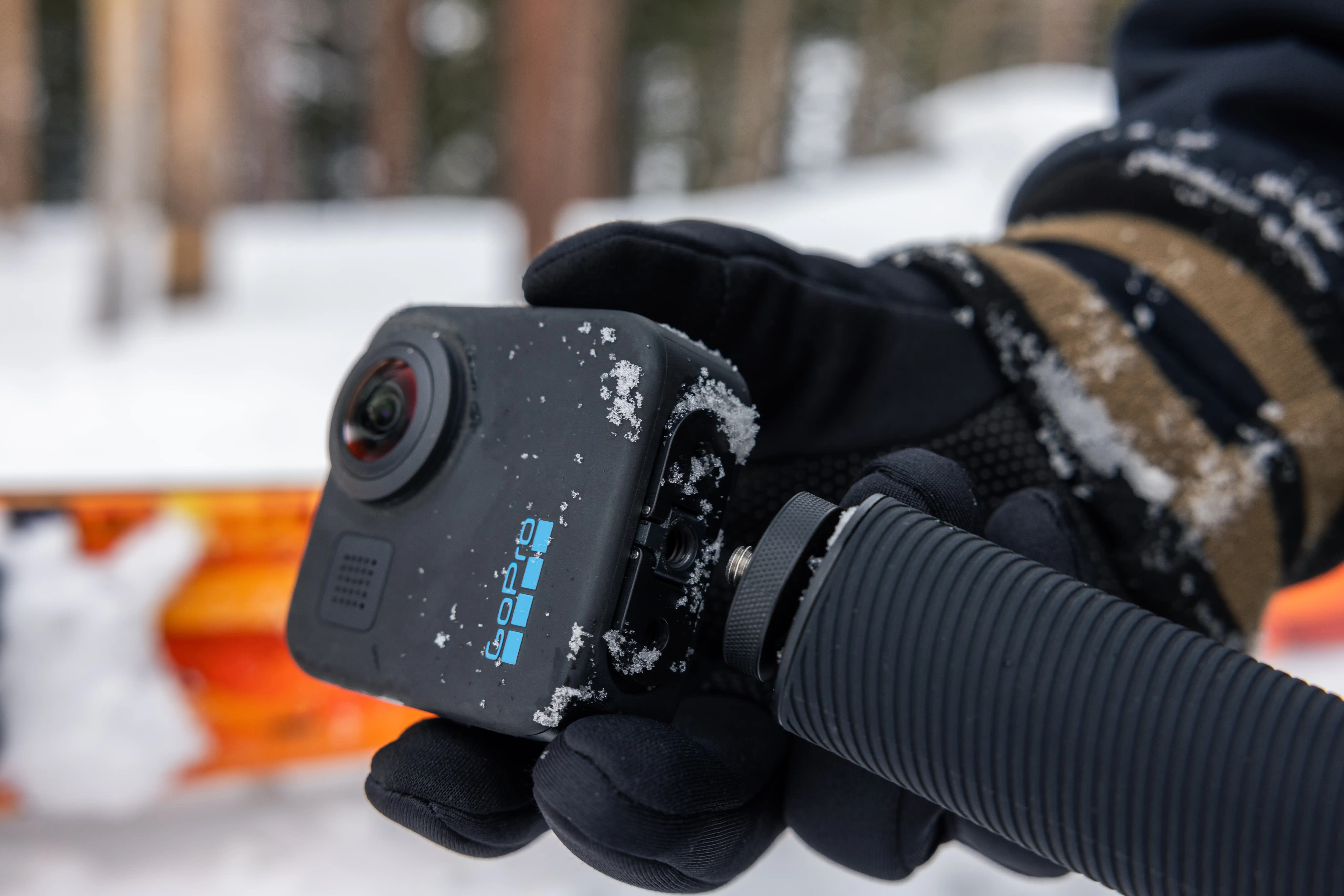 GoPro Hero Max 360 negra montada en casco para grabaci&oacute;n de deportes extremos