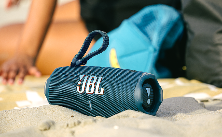 Parlante JBL Charge 6 mostrando su dise&ntilde;o lateral y logotipo JBL destacado