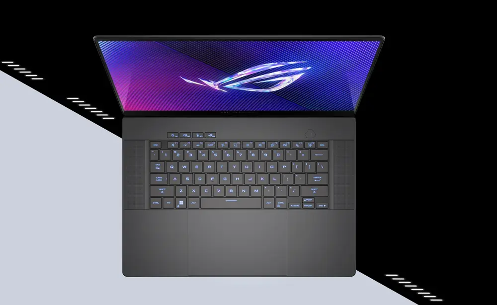 Notebook Intel Ultra 9 gris detalle del logotipo en la tapa superior