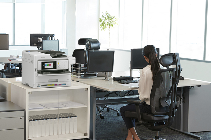 Detalle de conectividad inal&aacute;mbrica y panel t&aacute;ctil de la Epson WF-C5891