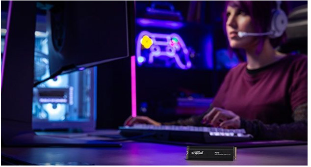 Vista superior del chip SSD Crucial mostrando su etiqueta y capacidad de 2TB.