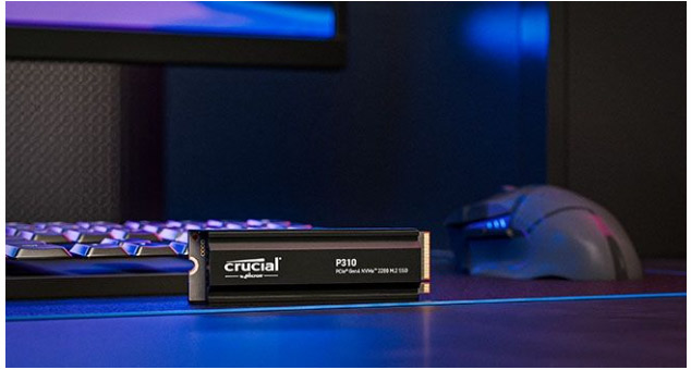 Primer plano de los componentes internos de la unidad SSD, destacando la tecnolog&iacute;a NAND.