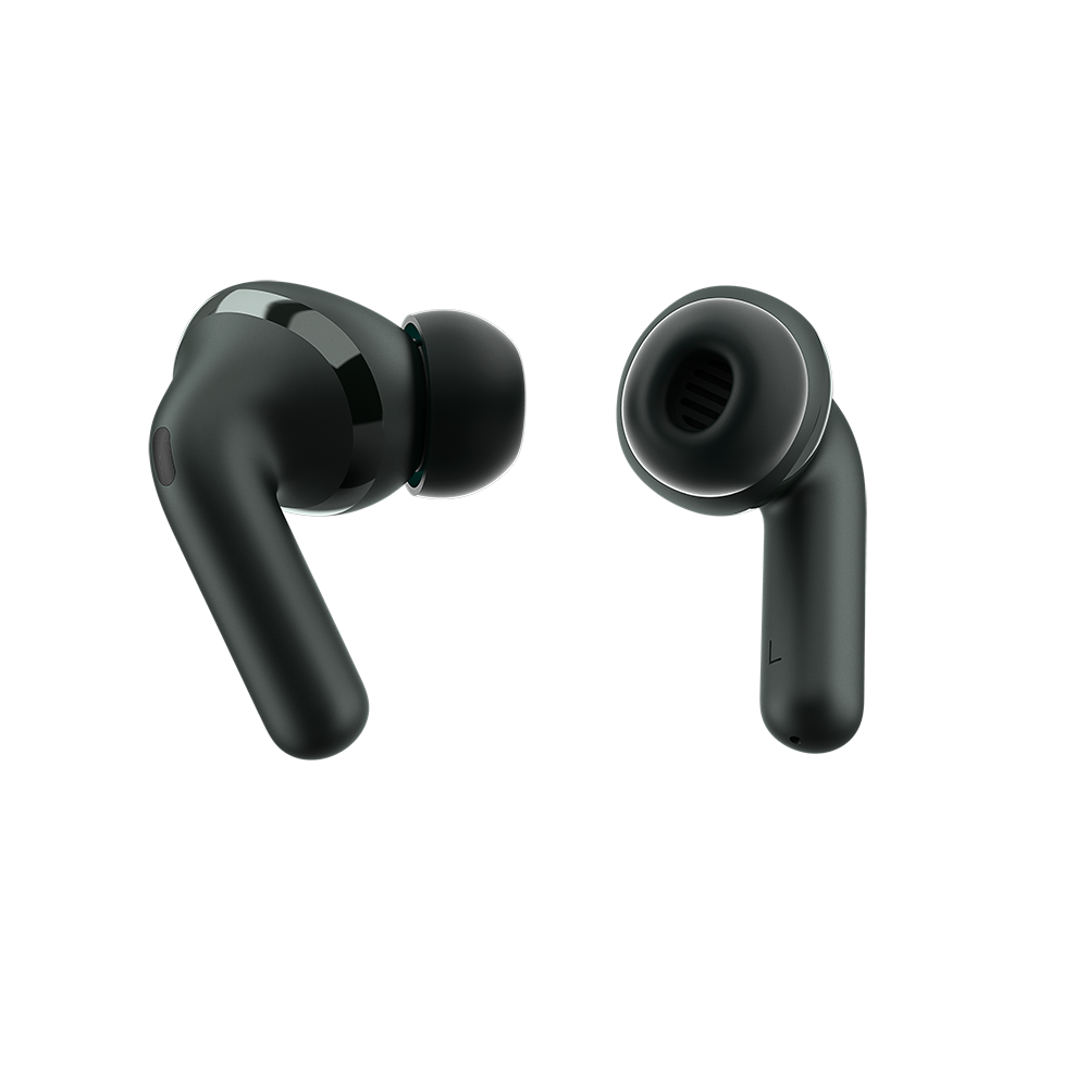 Aud&iacute;fonos Motorola Moto Buds Plus con estuche abierto mostrando auriculares y puerto de carga USB-C.
