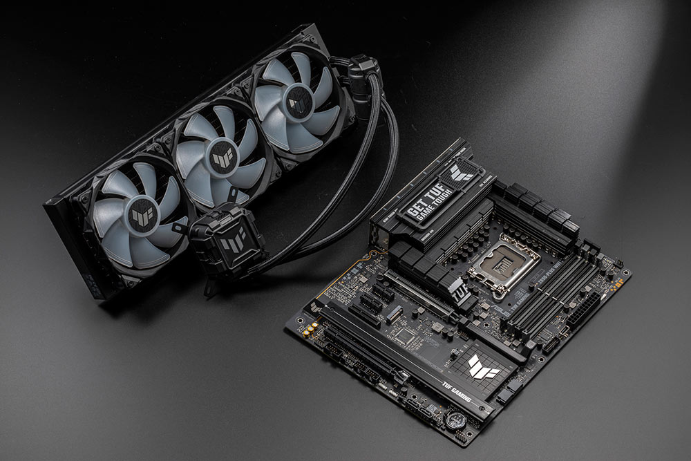 Puertos de conectividad traseros y frontales de la placa, incluyendo Thunderbolt 4 y USB 20Gbps.