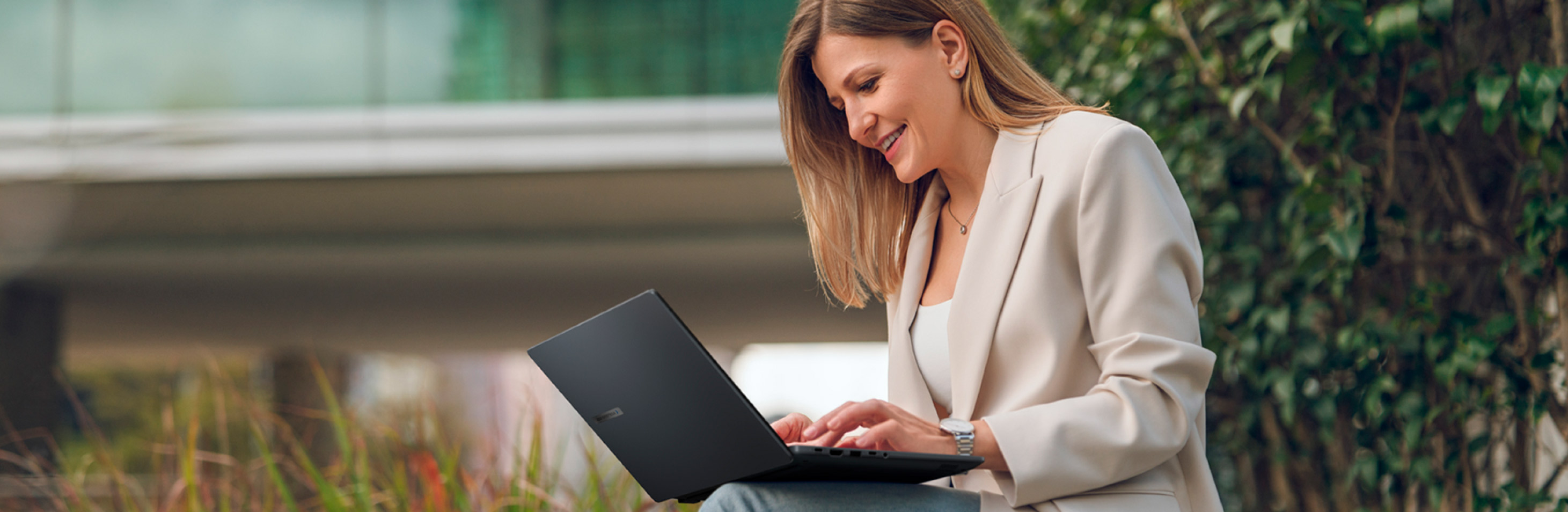 Notebook ASUS ExpertBook vista frontal con pantalla encendida, dise&ntilde;o profesional y port&aacute;til para trabajo empresarial