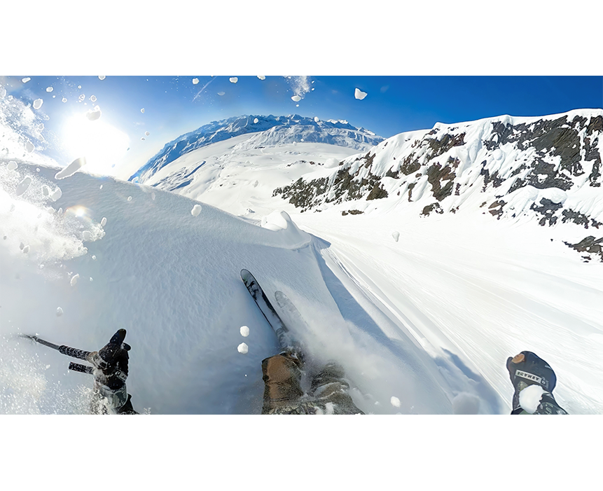 GoPro MAX 2 sumergida en agua demostrando su capacidad de sumergibilidad