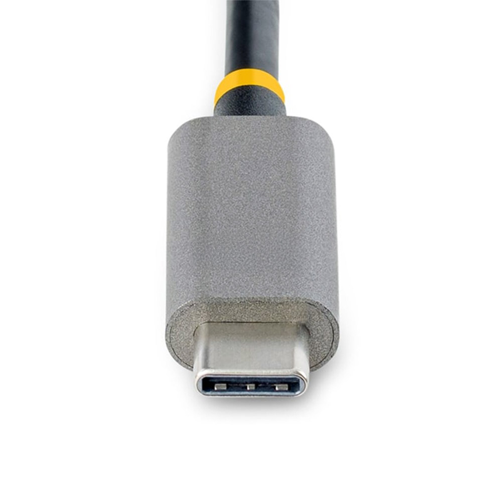Adaptador Multipuerto USB-C en un entorno de escritorio compacto, destacando su portabilidad.