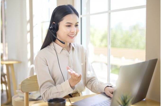 Aud&iacute;fono monoaural Kensington con cable USB conectado a una laptop, destacando la comodidad de la diadema.