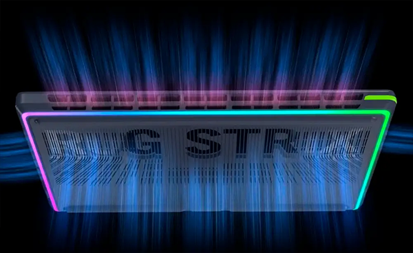 Vista posterior del ASUS ROG Strix G16 destacando el dise&ntilde;o de la tapa con el logo de ROG y la barra de iluminaci&oacute;n RGB en la base.