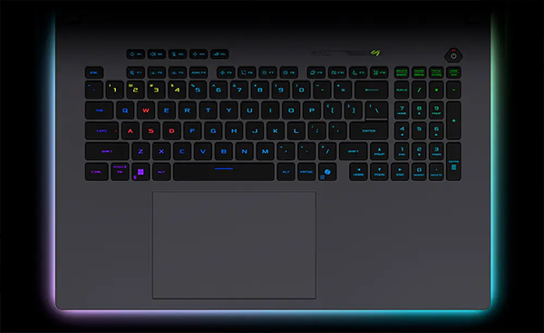 Vista de la parte trasera del notebook con detalle en el sistema de refrigeraci&oacute;n inteligente y la franja decorativa de la serie ROG.