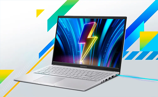 Notebook ASUS Vivobook 15 abierto en &aacute;ngulo de 45 grados, destacando su dise&ntilde;o delgado y elegante en color plata.