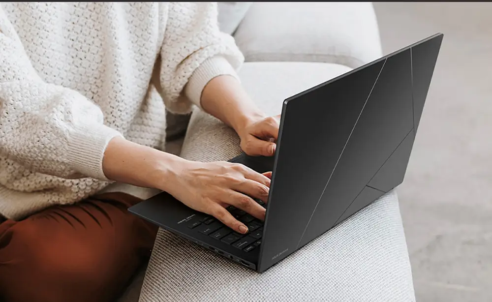 Notebook ASUS Zenbook Duo abierto, con teclado desplazado y touchpad lateral