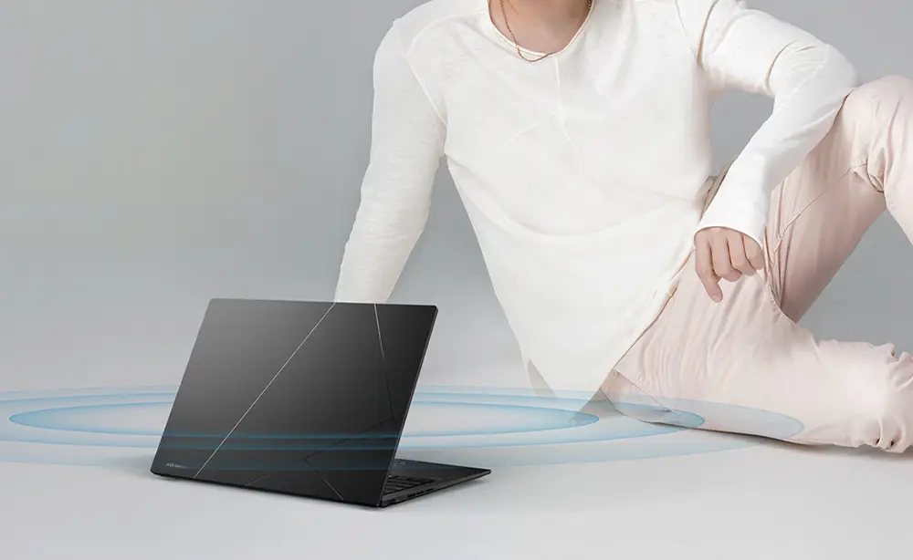Pantalla principal del ASUS Zenbook Duo mostrando gr&aacute;ficos en alta resoluci&oacute;n OLED