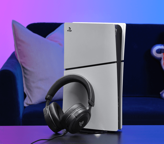 Aud&iacute;fonos gamer Trust GXT498 Forta color negro con dise&ntilde;o over-ear y licencia oficial para PlayStation 5