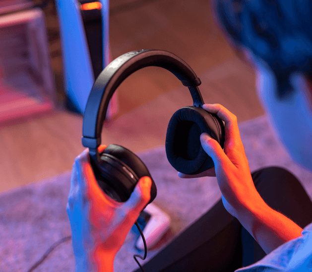 Aud&iacute;fonos Trust GXT498 Forta para PS5 mostrando dise&ntilde;o ergon&oacute;mico y ajuste c&oacute;modo para largas sesiones de juego