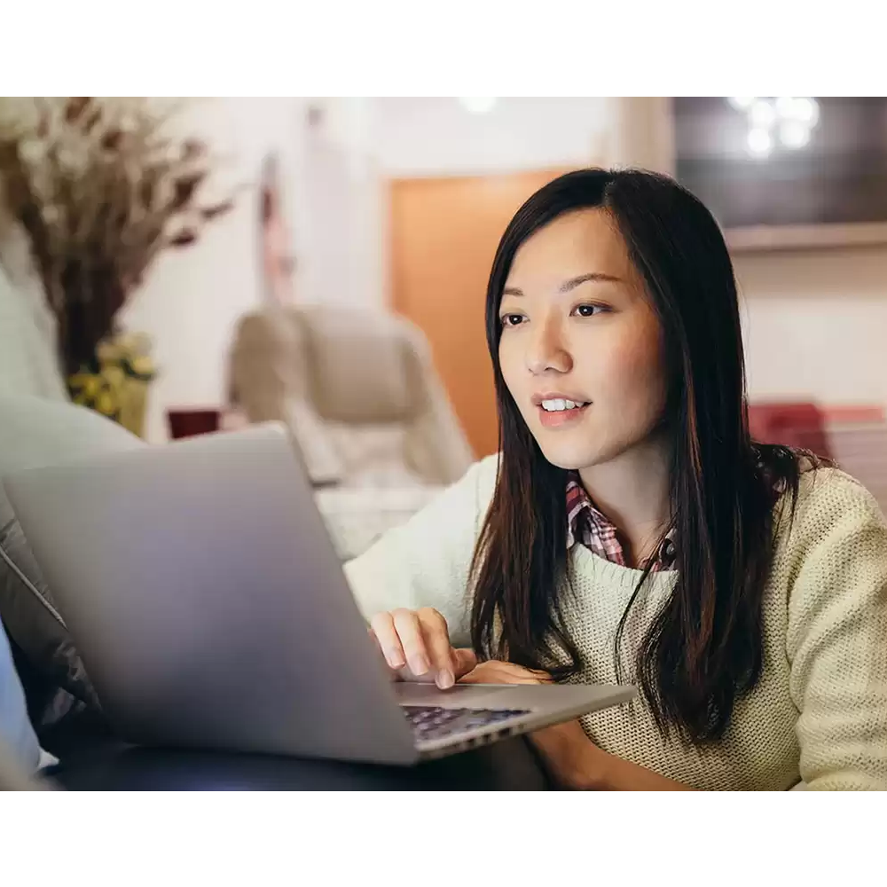 Mujer joven mirando pantalla de computador