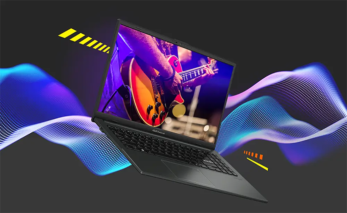 Vista de perfil lateral izquierdo del notebook. Muestra un puerto USB tipo A adicional y rejillas de ventilaci&oacute;n discretas. El equipo se ve en una posici&oacute;n ligeramente elevada, mostrando su base delgada.