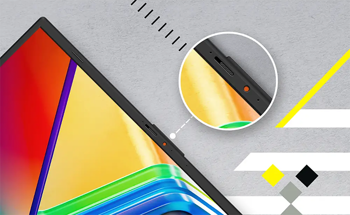Primer plano de la parte superior de la pantalla que muestra la c&aacute;mara web integrada con un protector de privacidad f&iacute;sico deslizable (escudo de c&aacute;mara) en color naranja para mayor seguridad.
