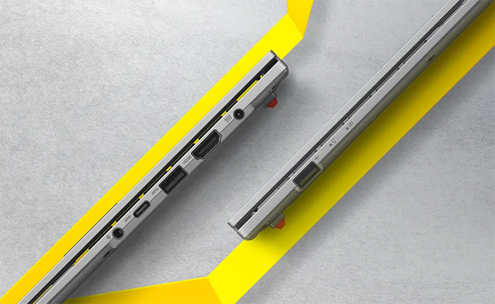 Vista de perfil lateral derecho del notebook abierto. Se aprecian los puertos de conexi&oacute;n: un puerto USB tipo A, un puerto USB tipo C, una salida HDMI, un conector combinado de audio (jack 3.5mm) y la entrada de alimentaci&oacute;n. El dise&ntilde;o es notablemente delgado.