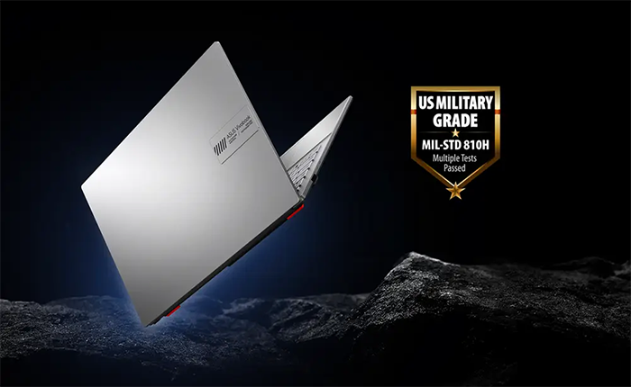Vista superior del notebook cerrado. Se observa la tapa met&aacute;lica de color gris oscuro con el logotipo de ASUS Vivobook grabado de forma elegante en el lateral derecho de la tapa.