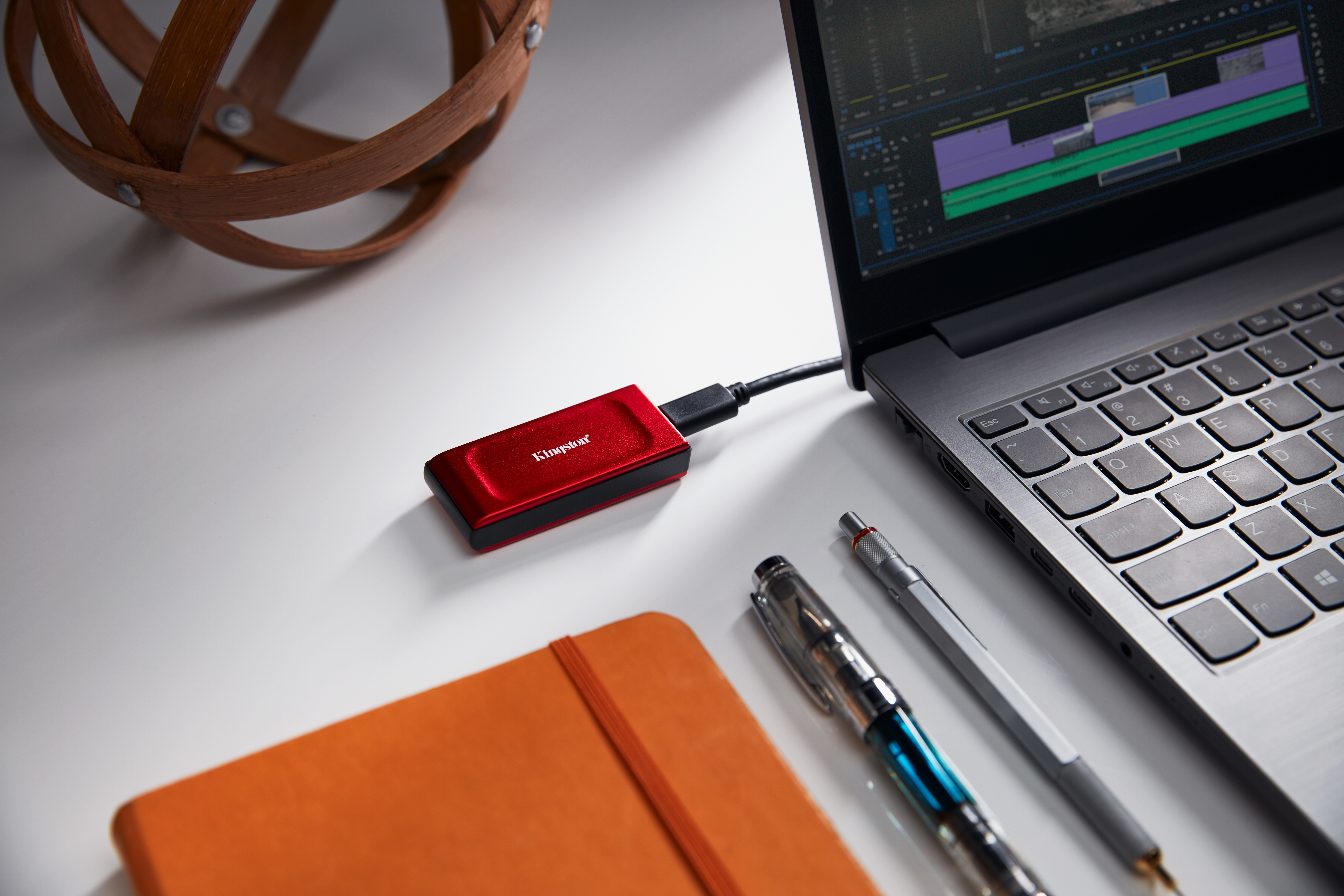 Unidad SSD externa Kingston XS1000 de 1TB en color rojo, vista frontal, almacenamiento port&aacute;til USB 3.2 Gen 2 de alta velocidad