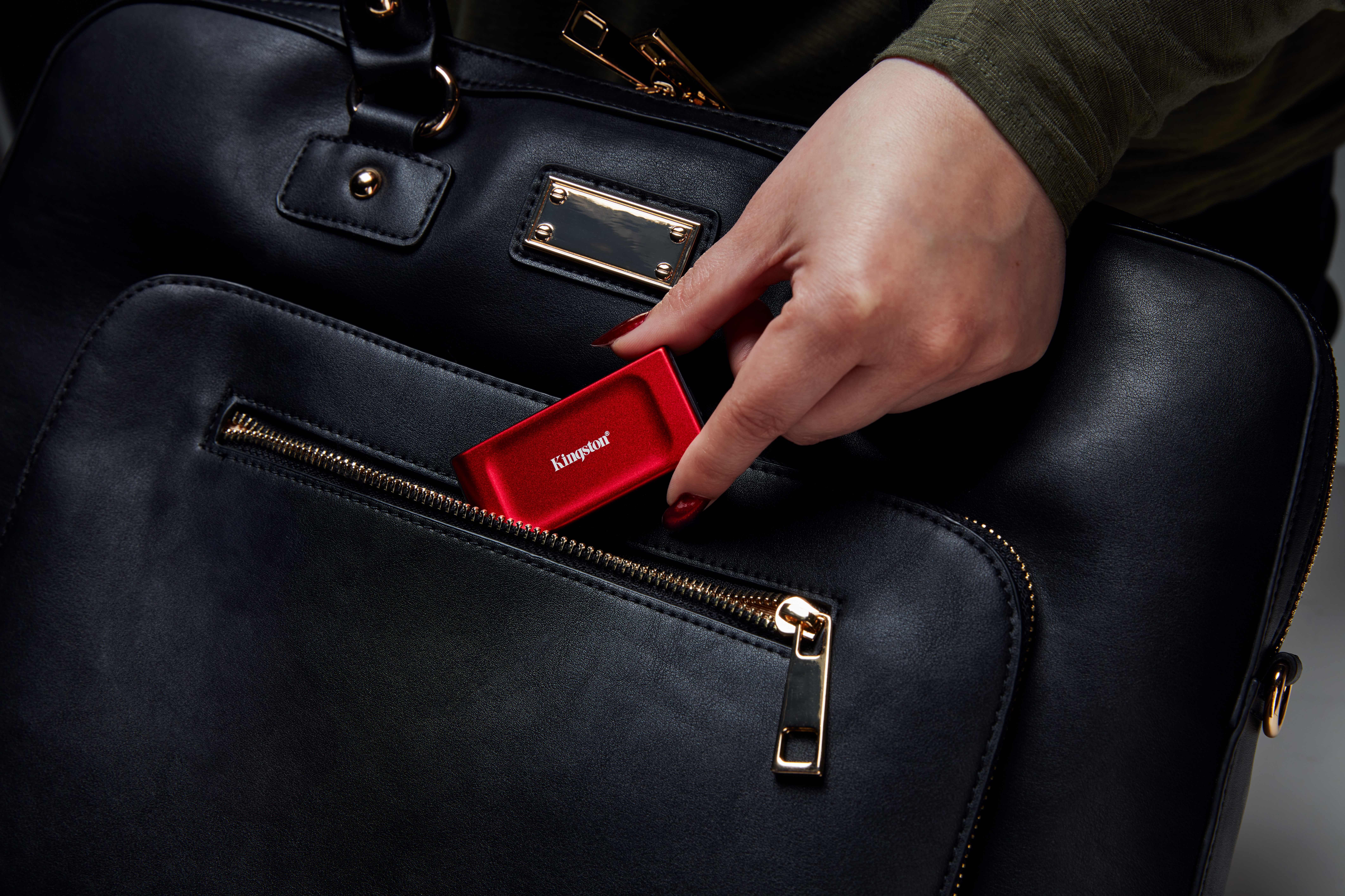 SSD externa Kingston XS1000 1TB color rojo, vista lateral mostrando dise&ntilde;o compacto y puerto USB-C